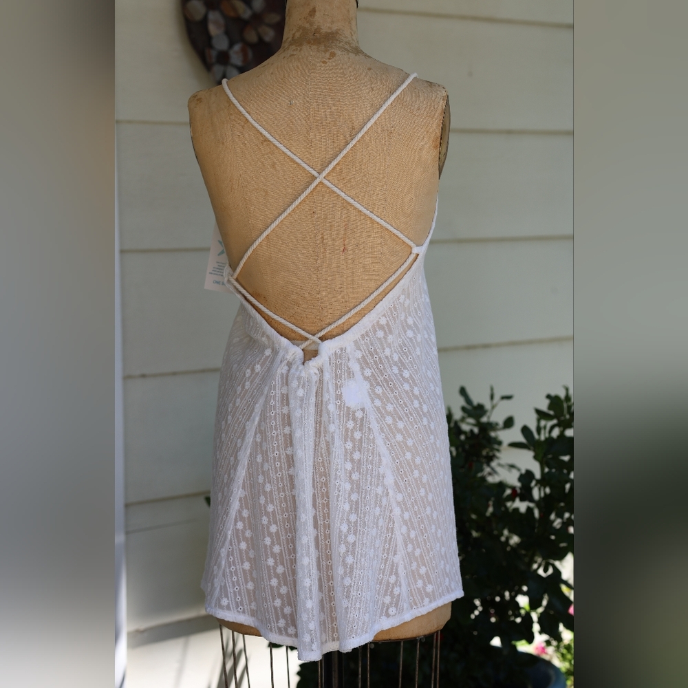 White Sleeveless Lace Top - Picture 2 of 4